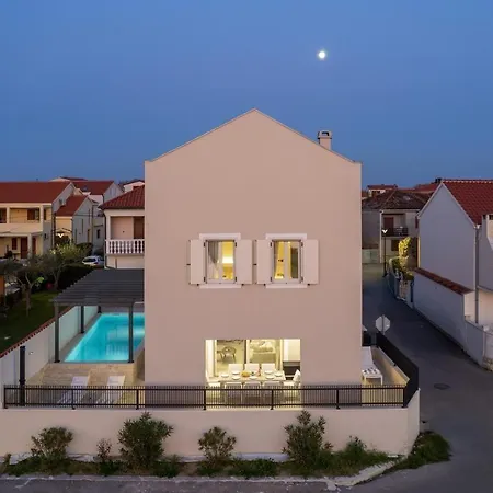 Luxury Lovre Seaside Heated Pool Sauna Villa *