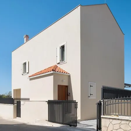 Luxury Lovre Seaside Heated Pool Sauna