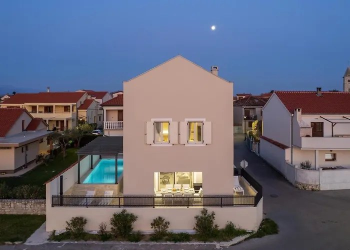 Luxury Lovre Seaside Heated Pool Sauna Villa *