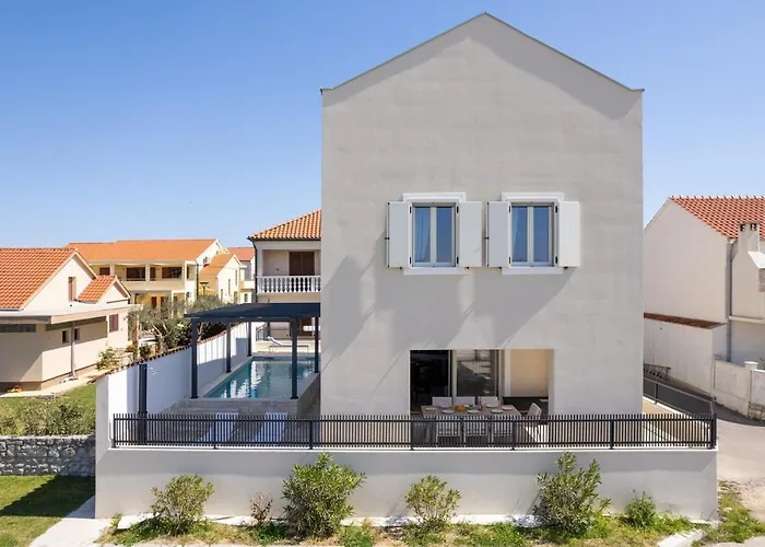 Luxury Lovre Seaside Heated Pool Sauna 빌라 닌